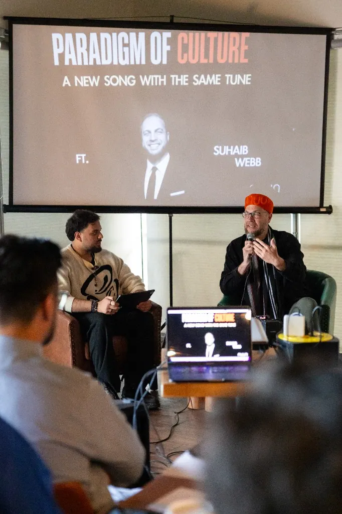 Nuun speaker conversation in front of a Paradigm of Culture projection